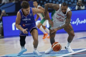 El serbio Bogdan Bogdanovic (I) pugna por el balón con Travante Williams, de Portugal, durante el partido del Eurobasket que ambas selecciones jugaron el sábado en Riga, Letonia. EFE/EPA/TOMS KALNINS