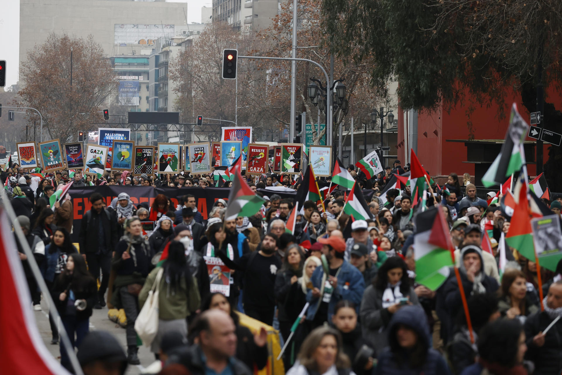 Personas participan en una manifestación en apoyo a Palestina este sábado, en Santiago (Chile). EFE/ Elvis González