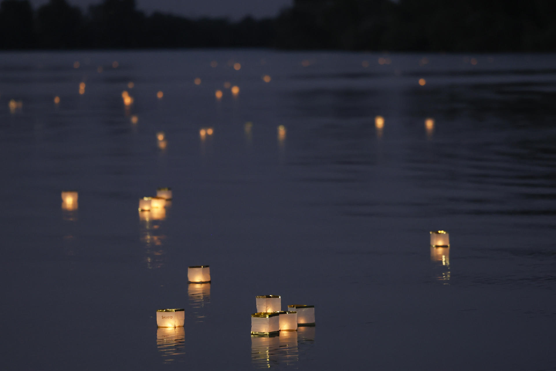 Coria del Río (Sevilla) vuelve a convertirse hoy viernes en el escenario de la ceremonia Tōrō Nagashi, una tradición ancestral japonesa que honra la memoria de los antepasados con el encendido y la suelta de farolillos flotantes en el agua en el río Guadalquivir. EFE/José Manuel Vidal
