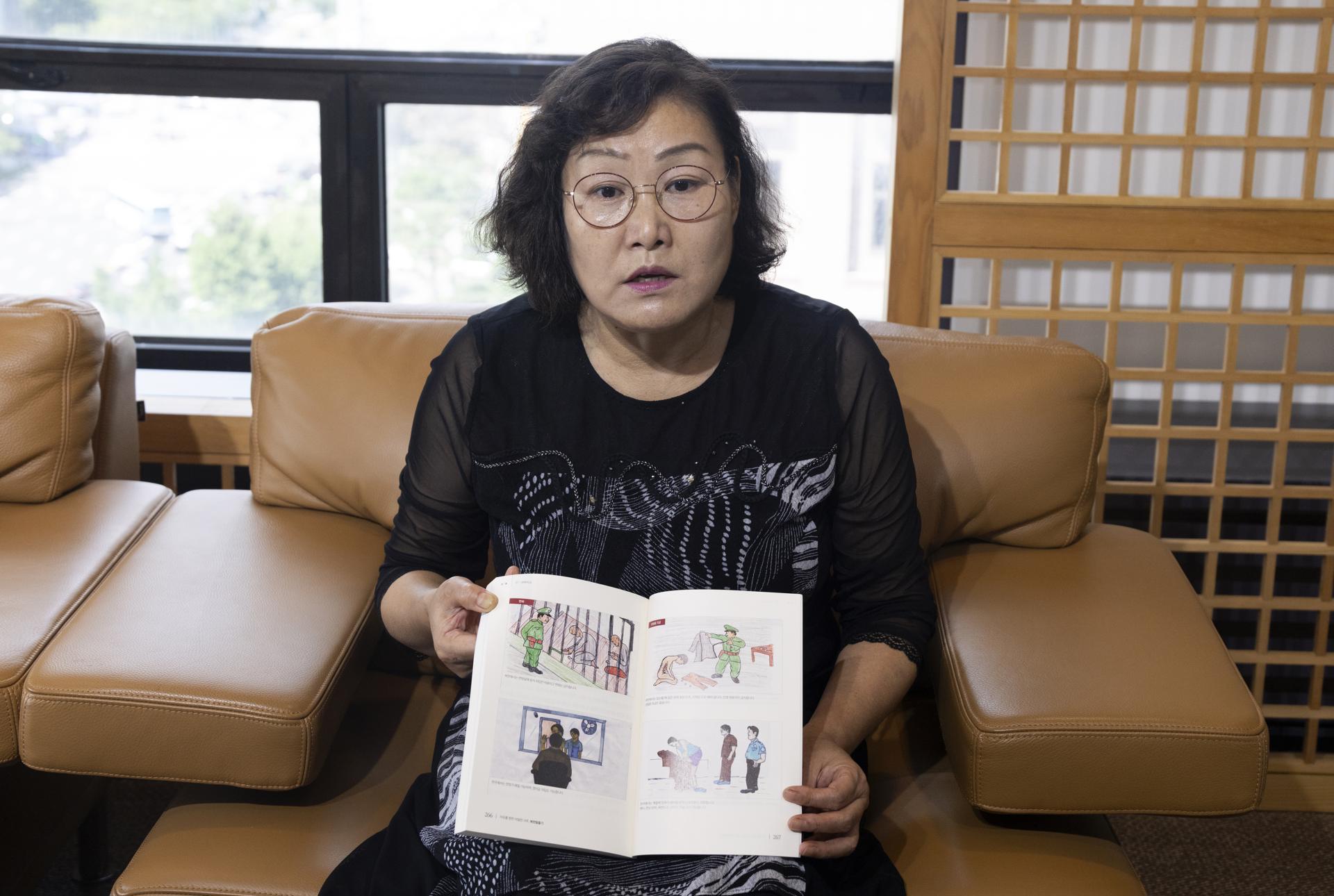 Choi Min-kyeong, desertora norcoreana y presidenta de la Asociación de Familias de Víctimas de la Prisión en Corea del Norte (NKIVFA), habla durante una entrevista en Seúl, Corea del Sur, 12 de agosto de 2025. Choi Min-kyeong, el primer desertor norcoreano en presentar una denuncia penal contra Kim Jong-un, dijo a la agencia de noticias EFE el 12 de agosto de 2025 que su acción legal como una servirá 'piedra angular' para restaurar la libertad y la dignidad de sus compatriotas, acusando al líder de crímenes contra la humanidad cometidos en los centros de detención del régimen. (Corea del Sur, Seúl) EFE/EPA/JEON HEON-KYUN