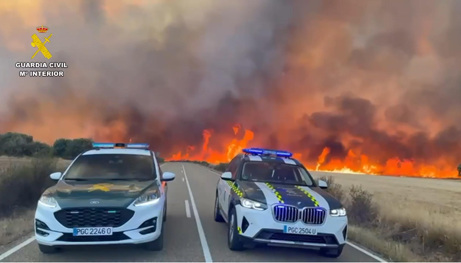 Captura de video que muestra cortes de carretera en la ZA-P 2554, por un incendio en las proximidades de Cubo de Benavente, Zamora. EFE/Guardia Civil SOLO USO EDITORIAL/SOLO DISPONIBLE PARA ILUSTRAR LA NOTICIA QUE ACOMPAÑA (CRÉDITO OBLIGATORIO)