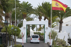 El presidente del Gobierno, Pedro Sánchez, entra junto a su familia en la residencia de La Mareta de Lanzarote EFE.-EFE/ Adriel Perdomo