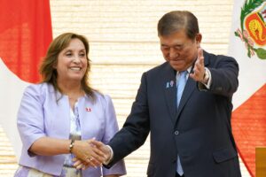 La presidenta de Perú, Dina Boluarte, y el primer ministro de Japón, Shigeru Ishiba, se estrechan la mano durante su conferencia de prensa conjunta tras una reunión cumbre en la oficina del primer ministro en Tokio, Japón, el 8 de agosto de 2025. EFE/EPA/KAZUHIRO NOGI / POOL