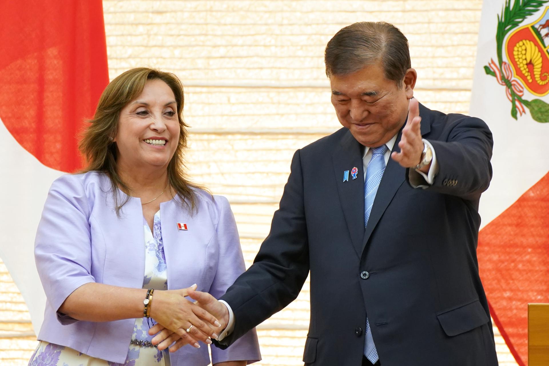 La presidenta de Perú, Dina Boluarte, y el primer ministro de Japón, Shigeru Ishiba, se estrechan la mano durante su conferencia de prensa conjunta tras una reunión cumbre en la oficina del primer ministro en Tokio, Japón, el 8 de agosto de 2025. EFE/EPA/KAZUHIRO NOGI / POOL