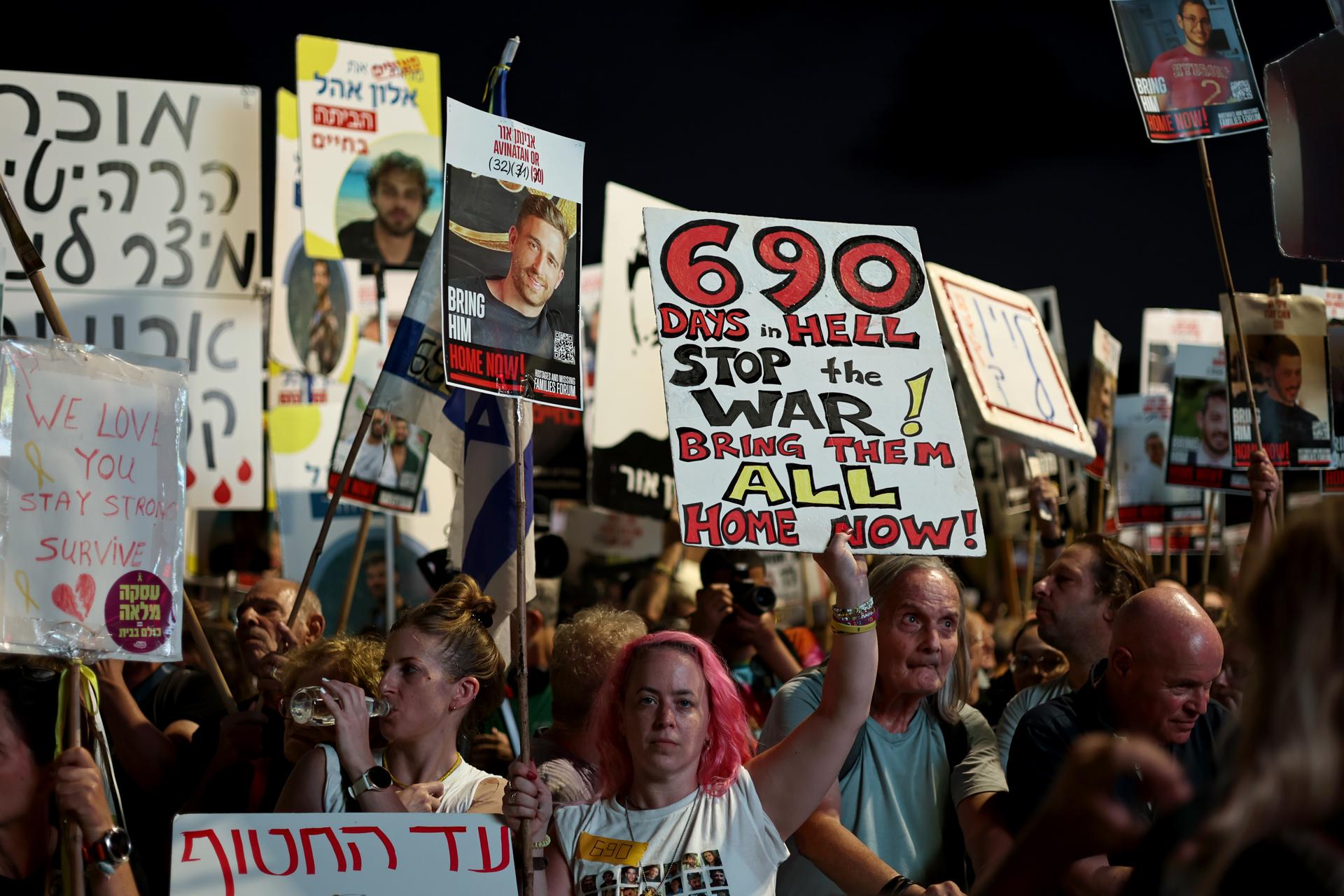 Manifestantes que apoyan a las familias de los rehenes israelíes retenidos por Hamás en la Franja de Gaza protestan en la Plaza de los Rehenes en Tel Aviv, Israel, el 26 de agosto de 2025. La protesta forma parte de las actividades del día nacional de lucha – ‘Israel se mantiene unido’. (Protestas) EFE/EPA/ATEF SAFADI