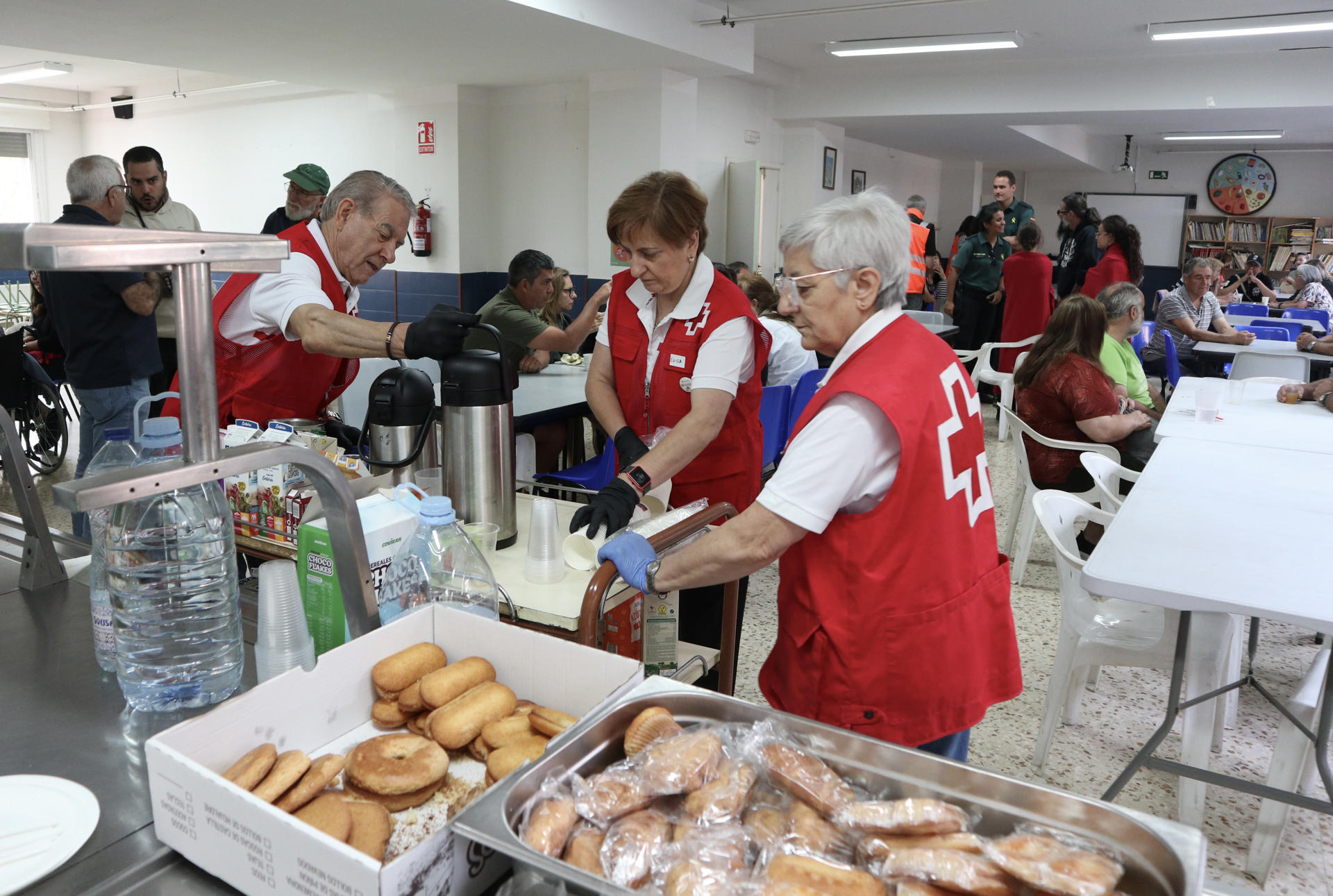 Niños, personas mayores, familias enteras y otras que han dejado algún miembro en Porto (Zamora) para defender sus casas del fuego llevan dos noches durmiendo a 60 kilómetros de su pueblo, en Puebla de Sanabria, en camas plegables, en un polideportivo y pendientes de la evolución de los incendios de la Alta Sanabria. EFE/Mariam A. Montesinos
