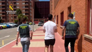 La Guardia Civil de La Rioja ha detenido a dos jóvenes de 23 años por presuntamente grabar sin consentimiento y difundir imágenes íntimas de unas 50 mujeres de diferentes regiones con las que mantenían relaciones de amistad, parentesco, eran compañeras de piso o incluso sus parejas. En la primera fase de la investigación no solo se detectó a un administrador de los grupos y al otro detenido, sino que se ha podido localizar a 27 mujeres grabadas sin su consentimiento, la mayor parte de La Rioja, 13, pero las hay también de Soria (4), Navarra (3), Zaragoza (3) y una en Albacete, Guizpúzcoa, Vizcaya y Valencia. EFE/Guardia Civil SOLO USO EDITORIAL/SOLO DISPONIBLE PARA ILUSTRAR LA NOTICIA QUE ACOMPAÑA (CRÉDITO OBLIGATORIO)