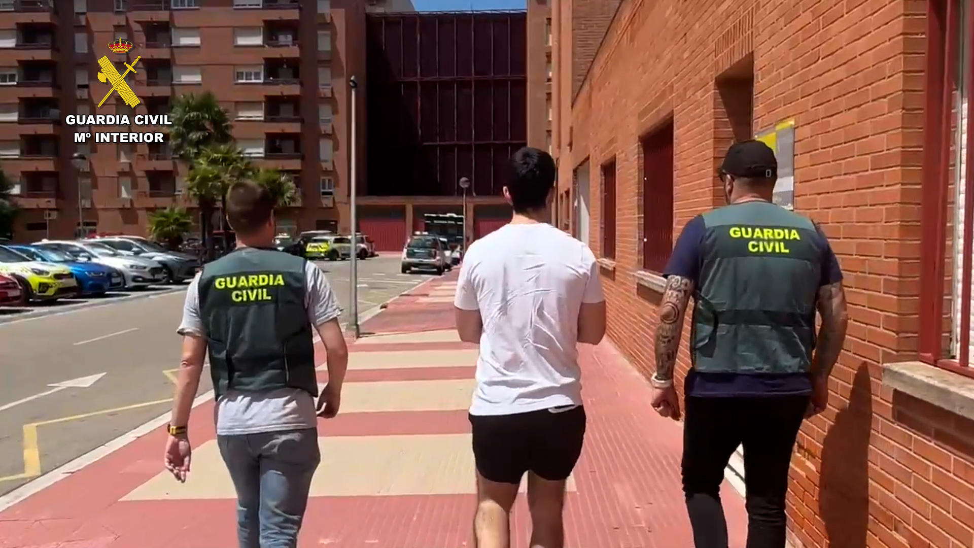 La Guardia Civil de La Rioja ha detenido a dos jóvenes de 23 años por presuntamente grabar sin consentimiento y difundir imágenes íntimas de unas 50 mujeres de diferentes regiones con las que mantenían relaciones de amistad, parentesco, eran compañeras de piso o incluso sus parejas. En la primera fase de la investigación no solo se detectó a un administrador de los grupos y al otro detenido, sino que se ha podido localizar a 27 mujeres grabadas sin su consentimiento, la mayor parte de La Rioja, 13, pero las hay también de Soria (4), Navarra (3), Zaragoza (3) y una en Albacete, Guizpúzcoa, Vizcaya y Valencia. EFE/Guardia Civil SOLO USO EDITORIAL/SOLO DISPONIBLE PARA ILUSTRAR LA NOTICIA QUE ACOMPAÑA (CRÉDITO OBLIGATORIO)
