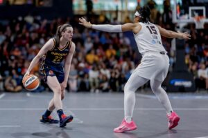 Caitlin Clark, (iz), de Indiana Fever, y Allisha Gray, de Atlanta Dream, durante un partido el pasado 10 de mayo. EFE/EPA/ERIK S. LESSER