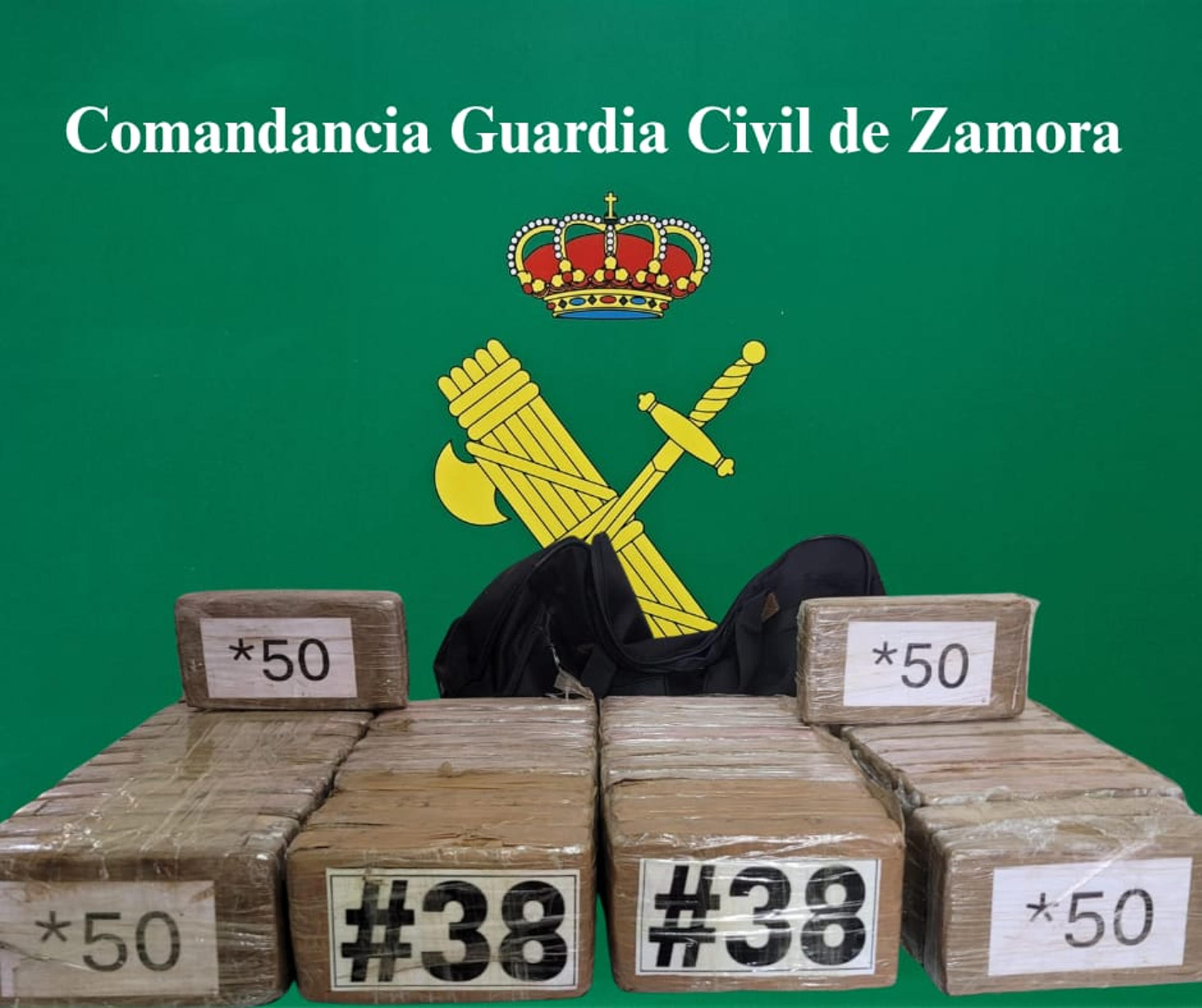 Un hombre vecino de Galicia ha ingresado en prisión después de que le pararan en un control en la autovía A-52 en Rionegro del Puente (Zamora), diera positivo en el test de drogas y, cuando miraron su maletero, le encontraron más de 55 kilogramos de cocaína en dos maletas. EFE/ Guardia Civil SOLO USO EDITORIAL/SOLO DISPONIBLE PARA ILUSTRAR LA NOTICIA QUE ACOMPAÑA (CRÉDITO OBLIGATORIO)