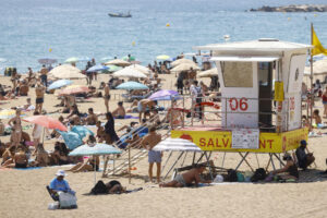 Aspecto de una torre de salvamento en la playa de la Barceloneta, este viernes, en que los socorristas, en huelga desde el pasado 1 de agosto, se han concentrado frente al Ayuntamiento de Barcelona.EFE/ Quique García