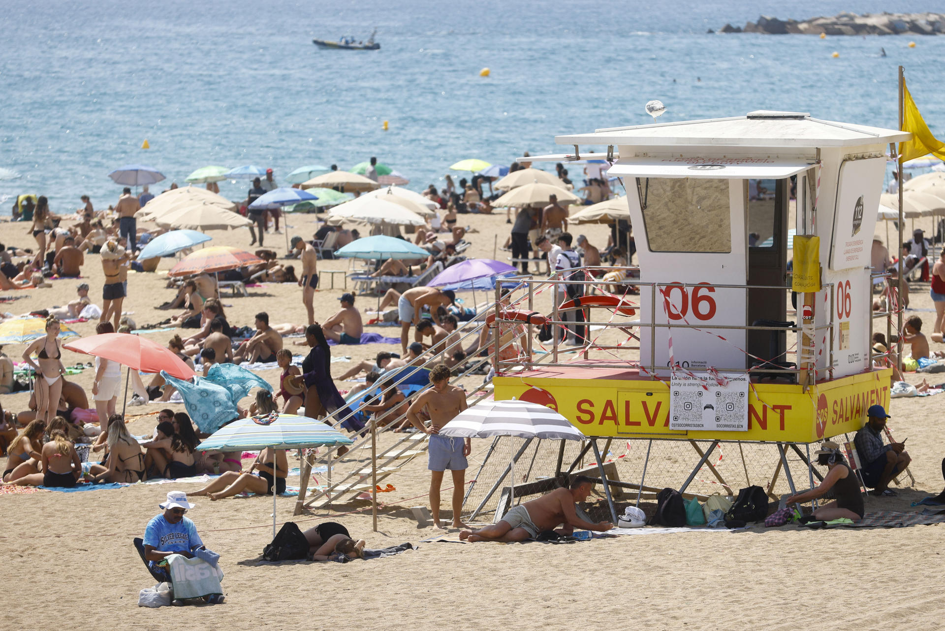 Aspecto de una torre de salvamento en la playa de la Barceloneta, este viernes, en que los socorristas, en huelga desde el pasado 1 de agosto, se han concentrado frente al Ayuntamiento de Barcelona.EFE/ Quique García