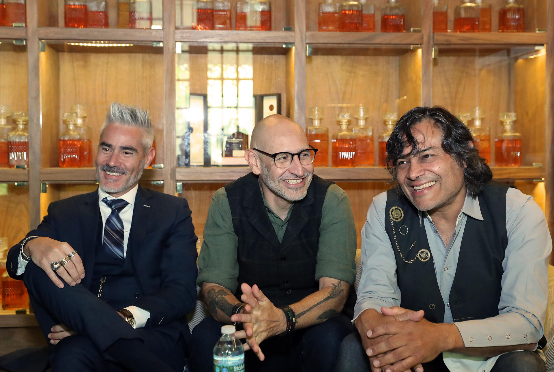 Integrantes del grupo musical La Gusana Ciega, Daniel Gutiérrez (i), Germán Arroyo (c) y Luis Ernesto Martínez hablan durante una entrevista con EFE este sábado, en Ciudad de México (México). EFE/ Mario Guzmán