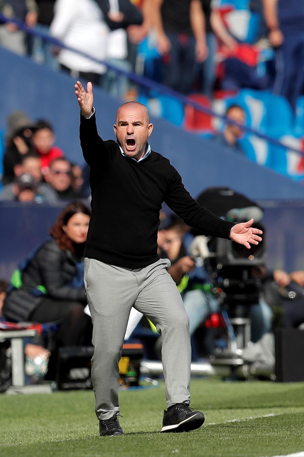 Fotografía de Kai Försterling en la que puede verse una imagen de archivo del 8 de febrero de 2020 del ahora entrenador del Leganés, Paco López, dando indicaciones durante un partido de LaLiga Santander.
