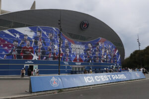 Entrada al campo del Parque de los Príncipes, el estadio en el que juega el París Saint-Germain, con la decoración que indica su victoria en la Liga de Campeones de la pasada temporada. El turista ha encontrado una nueva atracción en París: visitar la 'Orejona', el trofeo de la Liga de Campeones conquistado por primera vez por el París Saint-Germain (PSG) en junio pasado y que brilla en el Parque de los Príncipes. EFE/Edgar Sapiña Manchado