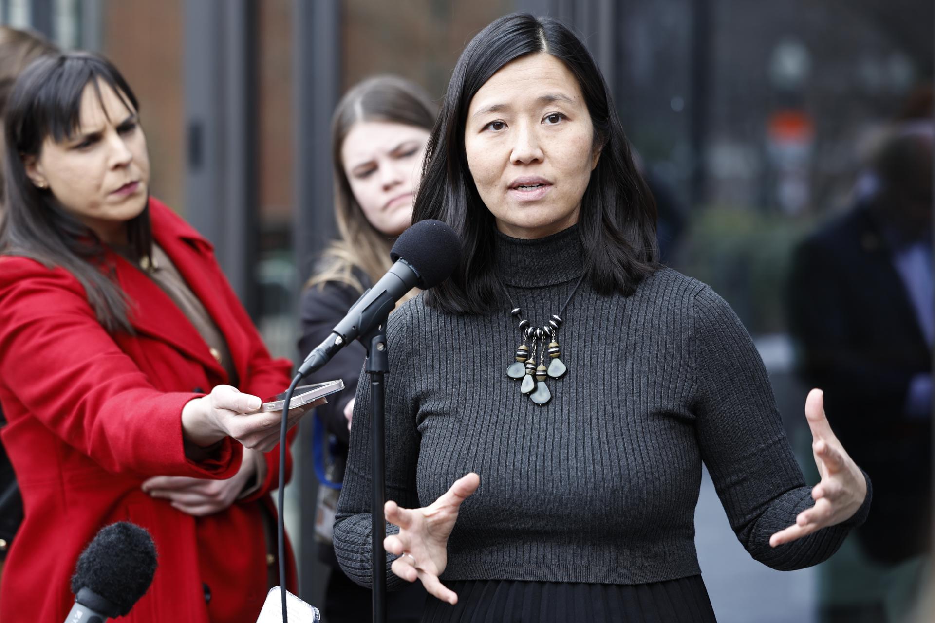 Fotografía de archivo de la alcaldesa de Boston, Michelle Wu (c), durante un acto público, en la capital del estado de Massachusetts (EE.UU.). EFE/CJ Gunther
