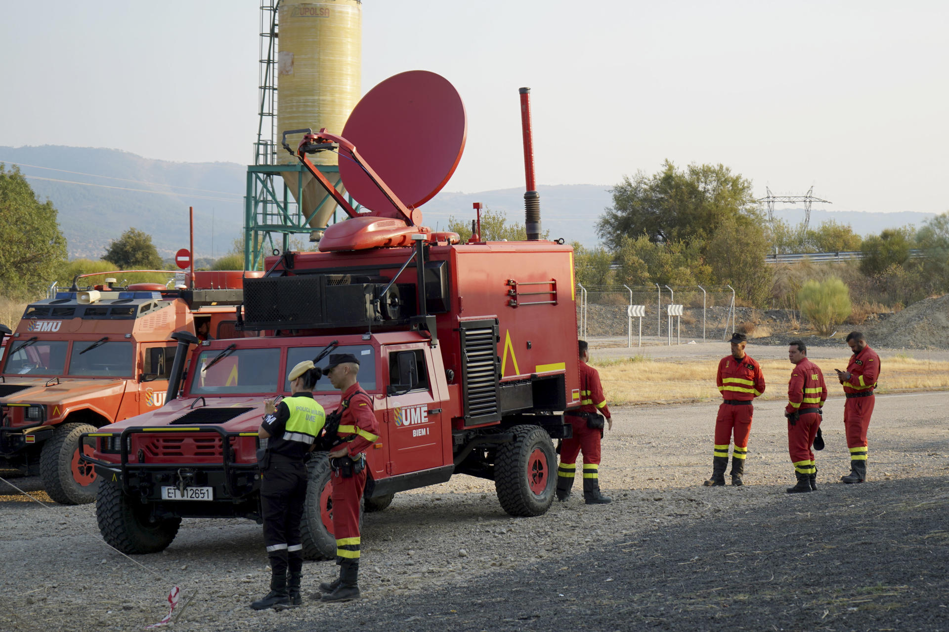Efectivos de la Unidad Militar de Emergencias (UME) en el Puesto de Mando Avanzado ubicado en La Granja (Cáceres). El incendio de Jarilla (Cáceres) ha quedado estabilizado tras once días activo y afectar a unas 17.300 hectáreas en un perímetro de 170 kilómetros, el mayor incendio de la historia reciente en Extremadura. EFE/EDUARDO PALOMO