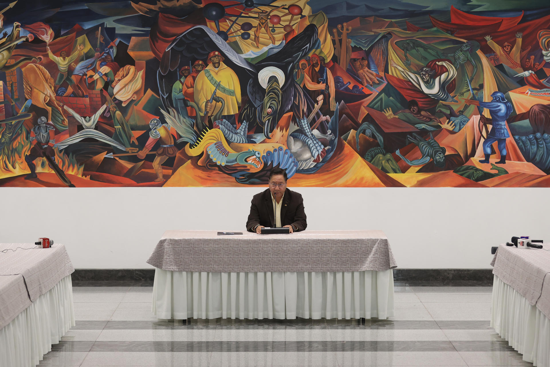 El presidente de Bolivia, Luis Arce, habla durante una rueda de prensa este jueves, en La Casa Grande del Pueblo en La Paz (Bolivia). EFE/ Luis Gandarillas
