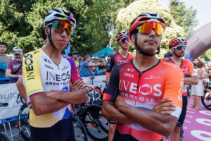 Egan Bernal (i), junto a su compañero Brandon Rivera (d), en la pasada Vuelta Ciclista a Burgos. EFE/Santi Otero