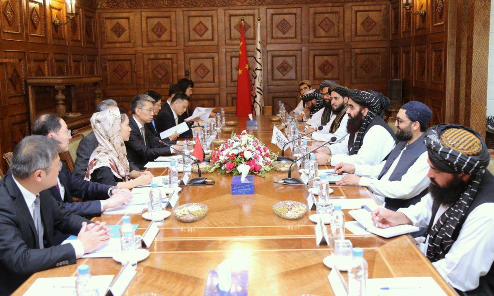Una foto facilitada por el Ministerio de Asuntos Exteriores de Afganistán muestra al ministro de Asuntos Exteriores interino de Afganistán, Mawlawi Amir Khan Muttaqi (3-R), reunido con el ministro de Asuntos Exteriores de China, Wang Yi (no aparece en la foto), en Kabul, Afganistán, el 20 de agosto de 2025. Wang llegó a Kabul para asistir al sexto Diálogo de Ministros de Asuntos Exteriores de China-Afganistán-Pakistán. (Afganistán) EFE/EPA/AFGHAN FOREIGN MINISTRY HANDOUT HANDOUT EDITORIAL USE ONLY/NO SALES
