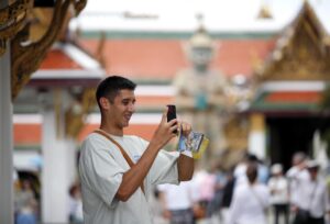 Bangkok, 18/08/2025.- Un turista extranjero toma fotografías en el templo Emerald Buddha in Bangkok, Tailandia. EFE/EPA/RUNGROJ YONGRIT