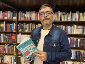 El periodista peruano y director del programa digital 'La Encerrona', Marco Sifuentes, posa con su último libro 'La marcha del fin del mundo' este 31 de julio de 2025, en Lima (Perú). EFE/ Fernando Gimeno