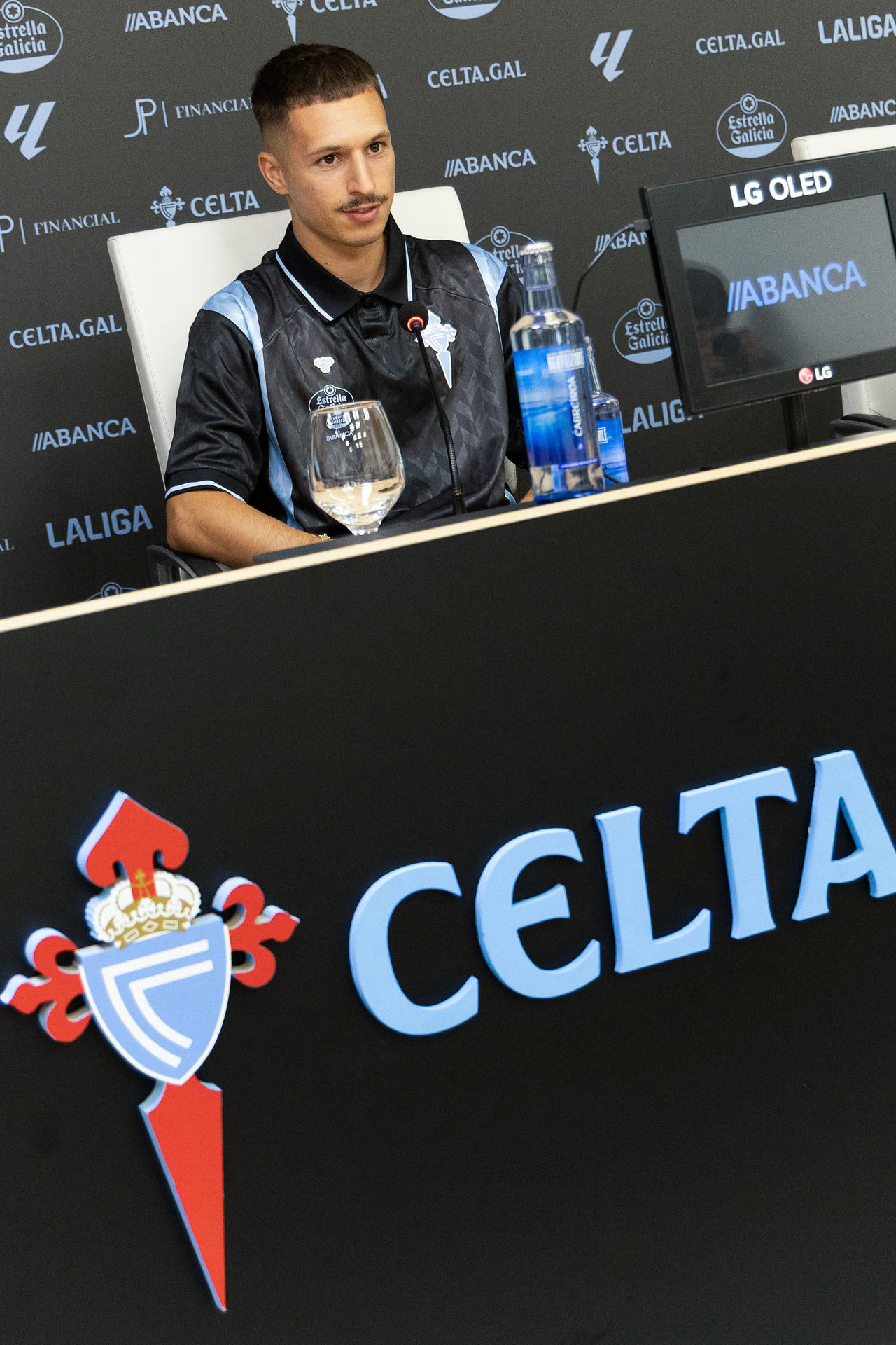 El extremo malagueño Bryan Zaragoza, este miércoles durante su presentación como nuevo jugador del Celta de Vigo en el estadio de Balaídos. EFE/ Salvador Sas
