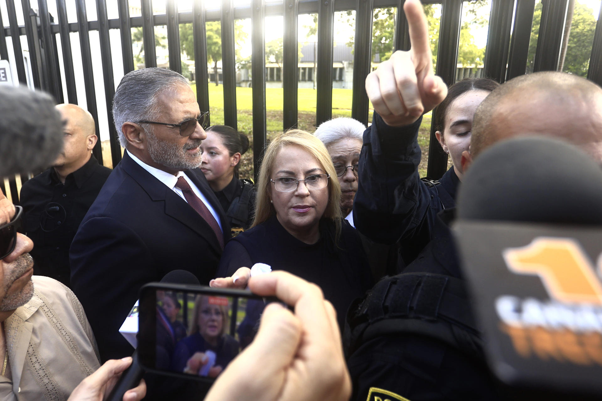 La exgobernadora de Puerto Rico, Wanda Vázquez Garced, sale del Tribunal Federal este miércoles, en San Juan (Puerto Rico). EFE/ Thais Llorca
