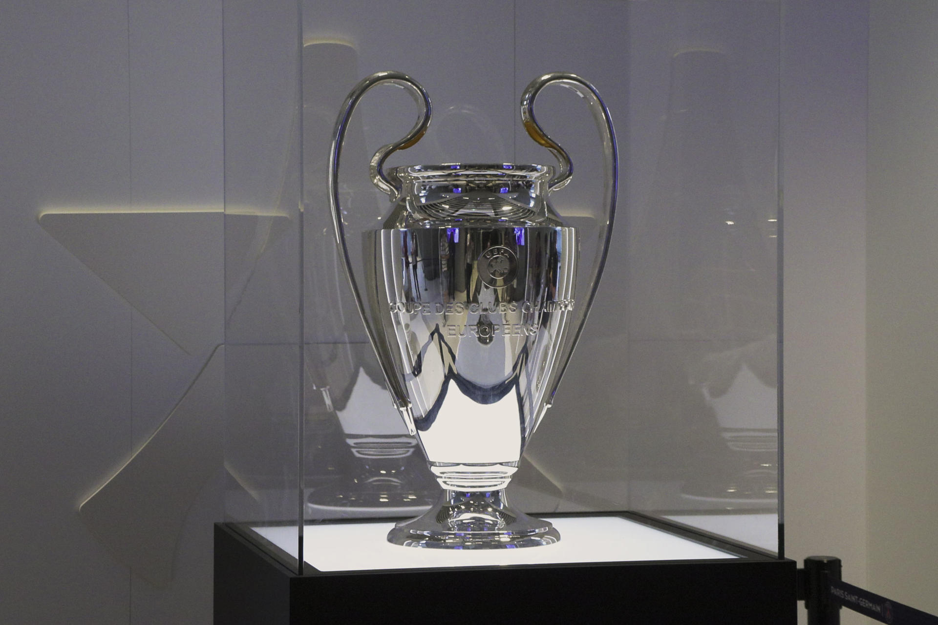 El trofeo de la Liga de Campeones expuesto en el Parque de los Príncipes, el estadio en el que juega el París Saint-Germain El turista ha encontrado una nueva atracción en París: visitar la 'Orejona', el trofeo de la Liga de Campeones conquistado por primera vez por el París Saint-Germain (PSG) en junio pasado y que brilla en el Parque de los Príncipes. EFE/Edgar Sapiña Manchado
