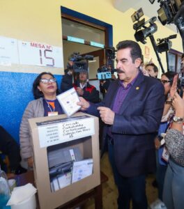 Fotografía cedida por la alianza Autonomía para Bolivia- Súmate de su candidato a la Presidencia de Bolivia Manfred Reyes Villa votando este domingo, en la ciudad de Cochabamba (Bolivia). EFE/ Apb-Súmate