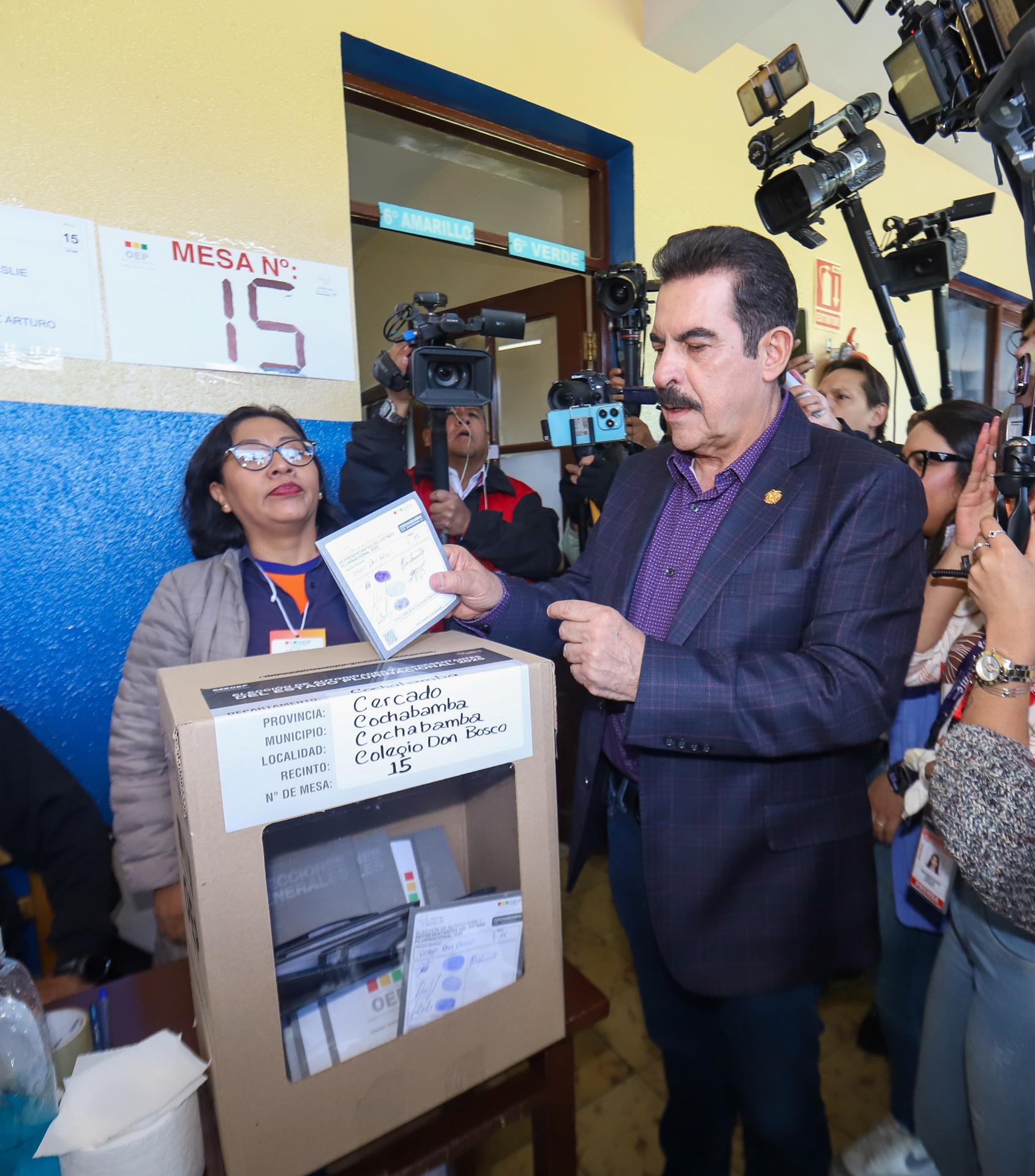 Fotografía cedida por la alianza Autonomía para Bolivia- Súmate de su candidato a la Presidencia de Bolivia Manfred Reyes Villa votando este domingo, en la ciudad de Cochabamba (Bolivia). EFE/ Apb-Súmate