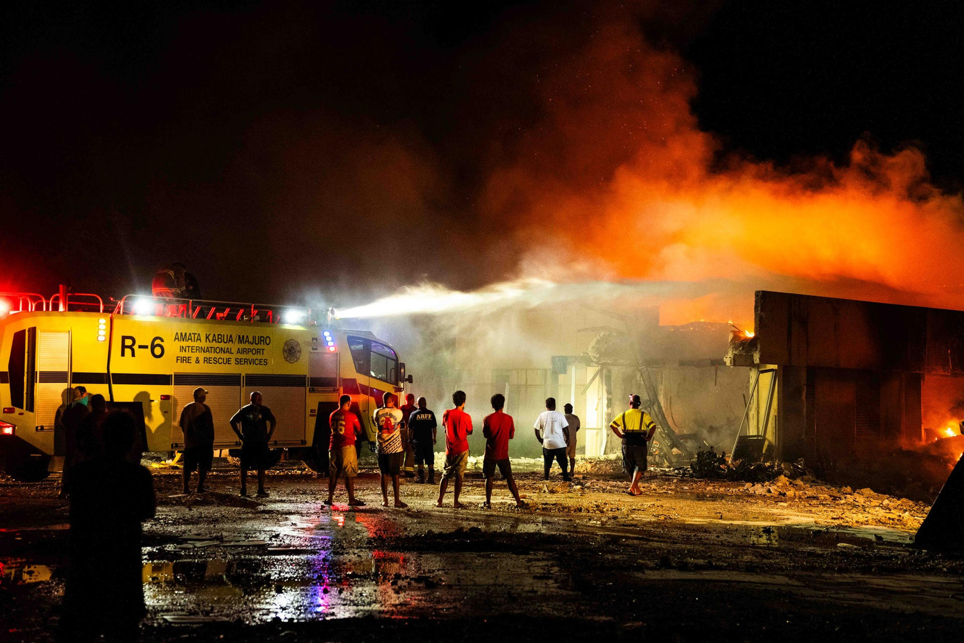 SIDNEY, 26/08/2025.- Un incendio destruyó el Parlamento de las Islas Marshall, en la capital Majuro, pese a los esfuerzos de los bomberos que trabajaron durante horas para sofocar las llamas tras recibir una alerta a medianoche del martes. EFE/Chewy Lin *****SOLO USO EDITORIAL/SOLO DISPONIBLE PARA ILUSTRAR LA NOTICIA QUE ACOMPAÑA (CRÉDITO OBLIGATORIO) *****
