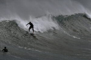 Surfistas aprovechan el oleaje para practicar deporte en una imagen de archivo. EFE/Eloy Alonso