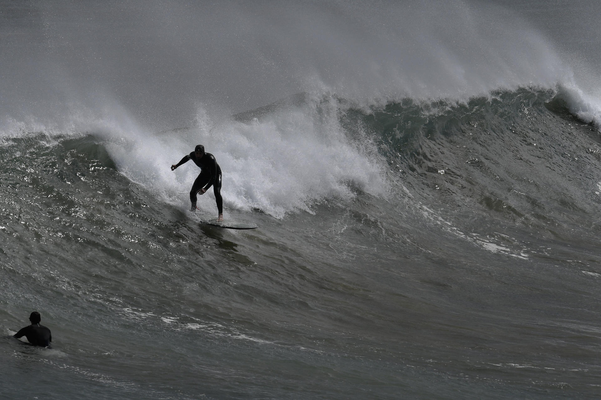 Surfistas aprovechan el oleaje para practicar deporte en una imagen de archivo. EFE/Eloy Alonso