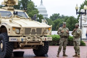 Miembros de la Guardia Nacional patrullan en Washington, DC, EE.UU., el 18 de agosto de 2025. EFE/SHAWN THEW