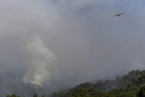 Un hidroavión sobrevolaba este viernes el incendio de Vilaboa, en Pontevedra. EFE/ Salvador Sas