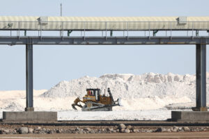 Fotografía de archivo del 15 de diciembre de 2023 de maquinaria trabajando en una planta de litio en Colcha K (Bolivia). EFE/ Luis Gandarillas