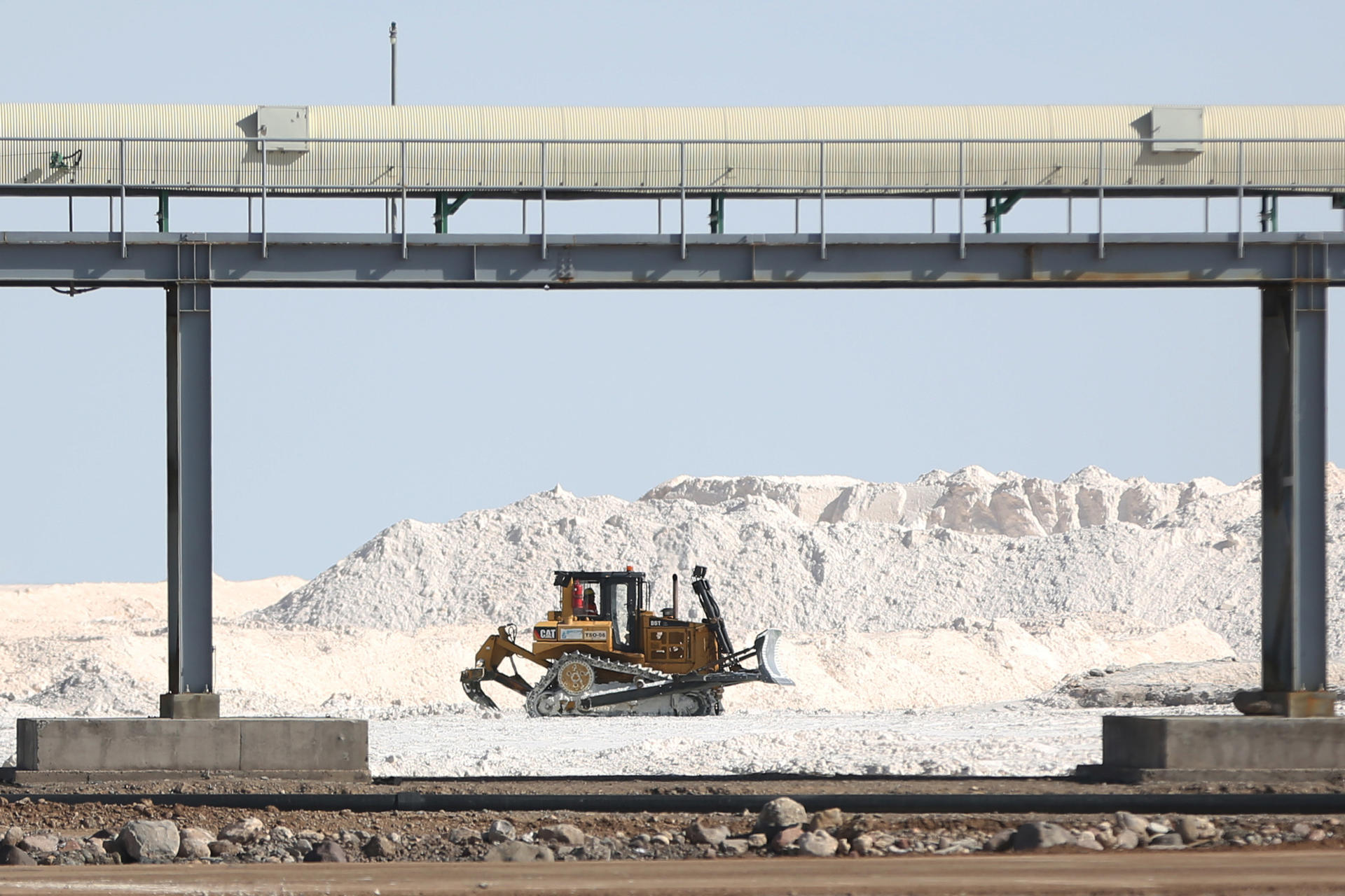 Fotografía de archivo del 15 de diciembre de 2023 de maquinaria trabajando en una planta de litio en Colcha K (Bolivia). EFE/ Luis Gandarillas