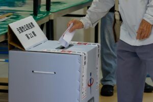 Detalle de un ciudadano taiwanés al votar este sábado, 23 de agosto, durante una elección de revocación para siete legisladores pro-China y un referéndum para la reactivación planificada de una planta de energía nuclear, en Taipéi (Taiwán). EFE/Ritchie B. Tongo