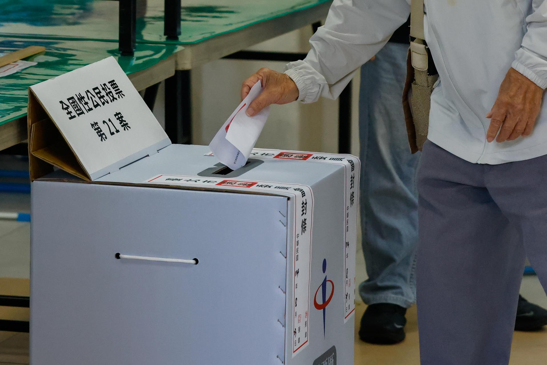Detalle de un ciudadano taiwanés al votar este sábado, 23 de agosto, durante una elección de revocación para siete legisladores pro-China y un referéndum para la reactivación planificada de una planta de energía nuclear, en Taipéi (Taiwán). EFE/Ritchie B. Tongo