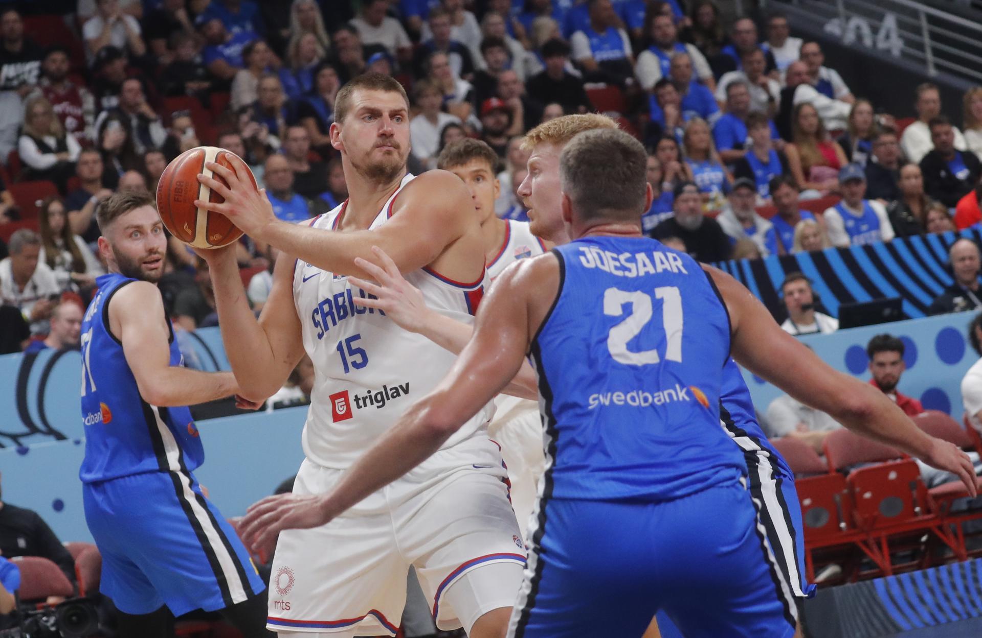 El pívot serbio Nikola Jokic (C) durante el debut de Serbia y Estonia en Riga, Letonia. EFE/EPA/TOMS KALNINS