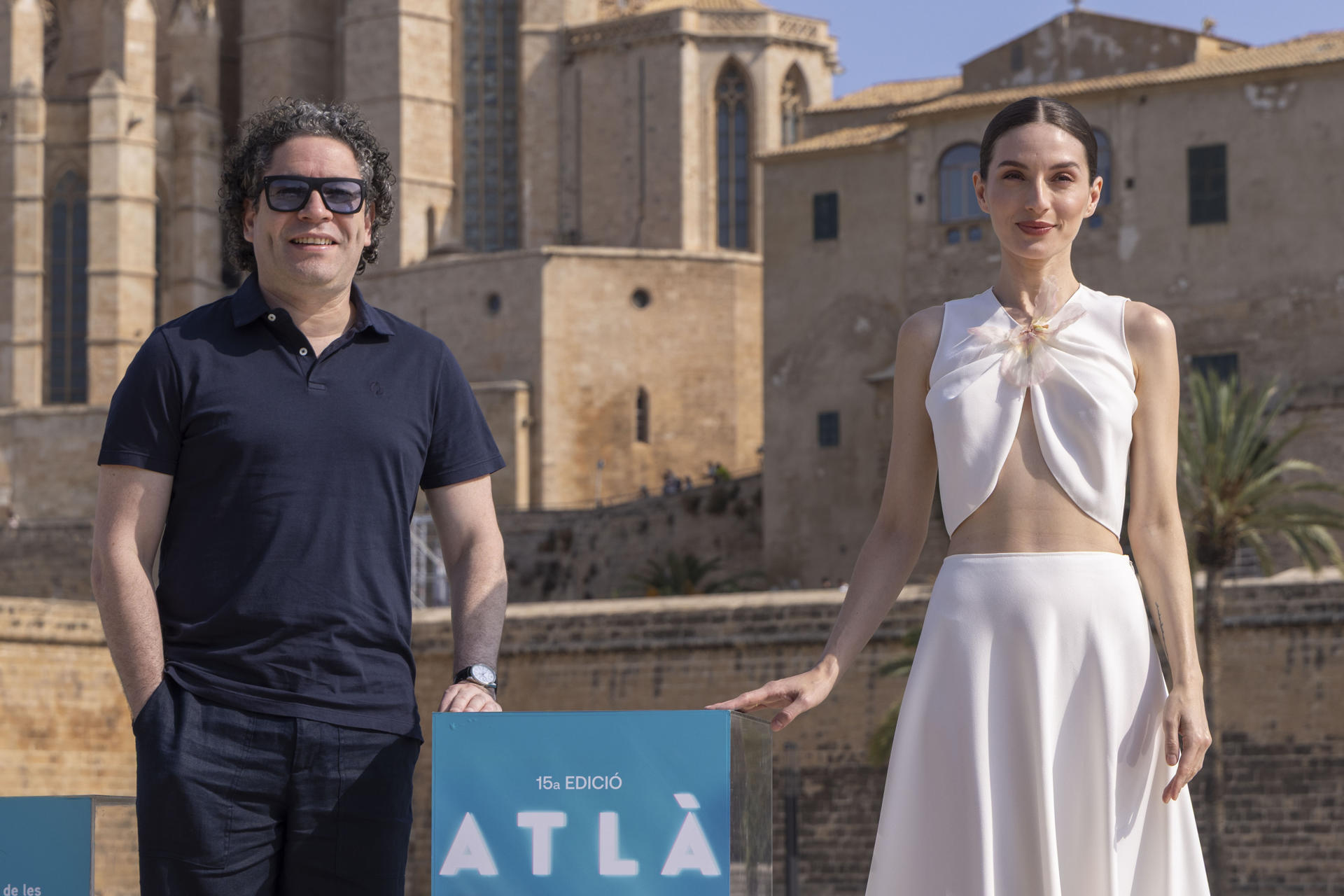La actriz María Valverde (i), se presenta como directora en el Atlàntida Mallorca Film Festival con el documental 'El canto de las manos', bajo la batuta de Gustavo Dudamel (d), este domingo en la 15ª edición del Festival de cine Atlàntida Mallorca Film Fest.-EFE/ Cati Cladera