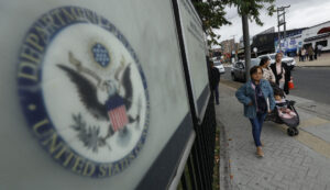 Fotografía de archivo de ciudadanos colombianos solicitantes de visa de los Estados Unidos, en Bogotá (Colombia). EFE/ Mauricio Dueñas Castañeda