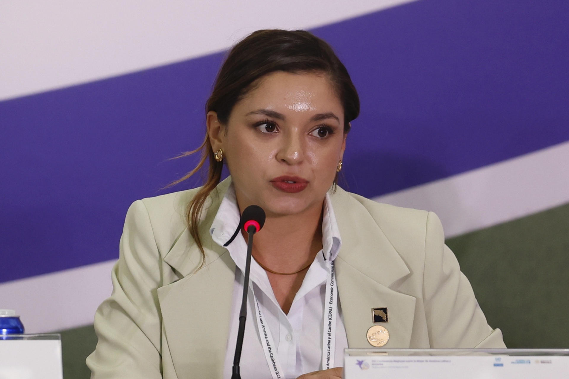 La presidenta ejecutiva del Instituto Nacional de las Mujeres de Costa Rica, Yerlin Zúñiga Céspedes, habla en la decimosexta Conferencia Regional sobre la Mujer de América Latina y el Caribe, este miércoles, en Ciudad de México (México). EFE/ Sáshenka Gutiérrez