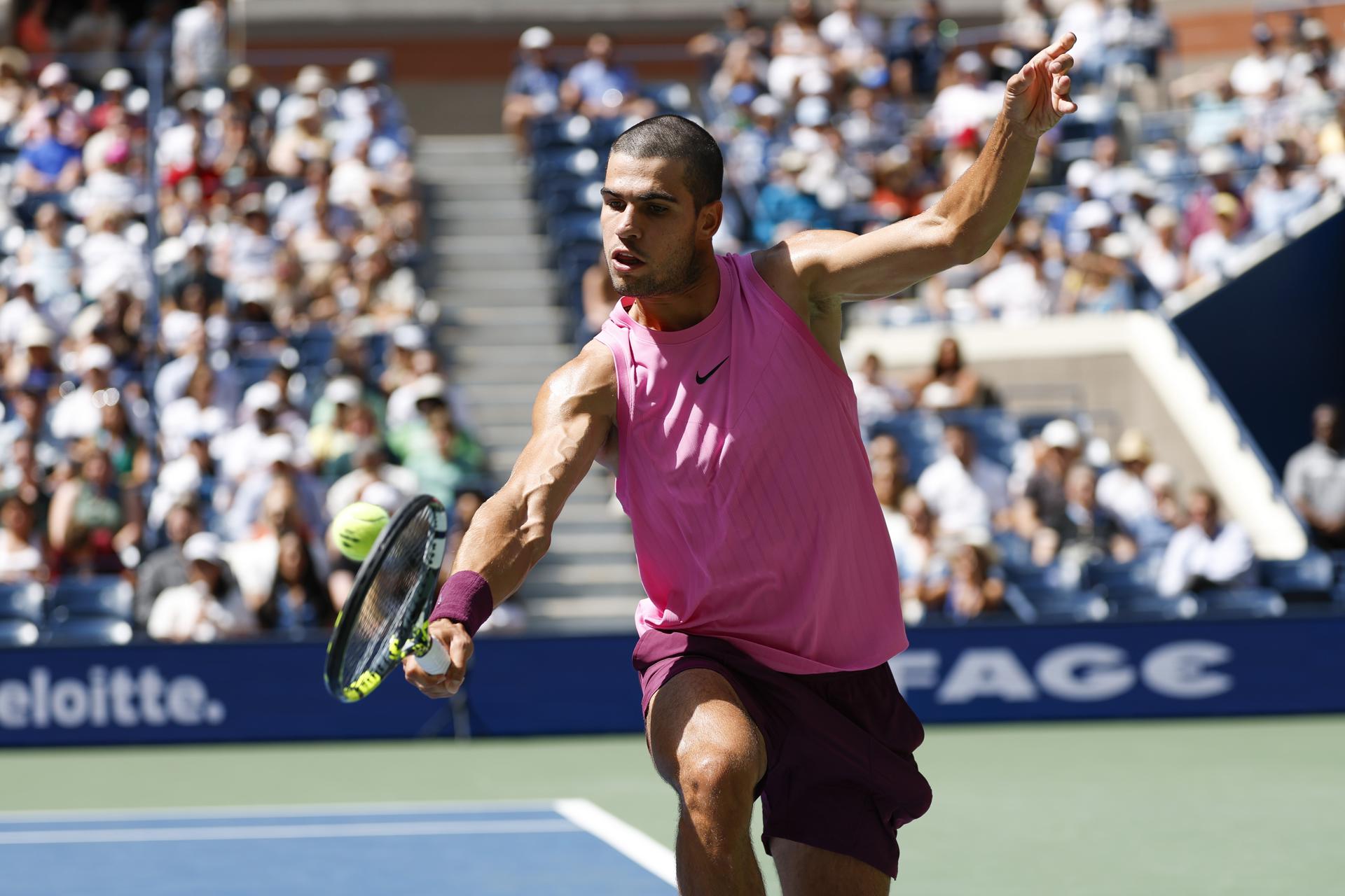 El español Carlos Alcaraz solo necesitó de una hora y 44 minutos para solventar su partido de tercera ronda del Abierto de Estados Unidos contra el ítalo-argentino Luciano Darderi (6-2, 6-4 y 6-0) y se clasificó para los octavos de final del 'grande' neoyorquino. EFE/EPA/JOHN G. MABANGLO