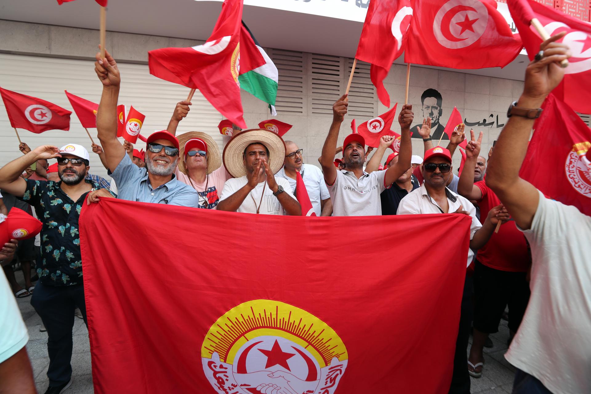 Miembros del Sindicato General de Trabajadores de Túnez (UGTT) asisten a una manifestación antigubernamental en Túnez, Túnez, 21 de agosto de 2025. La UGTT convocó la demostración para reafirmar su independencia y defender los derechos de los trabajadores en ambos sectores, público y privado. El sindicato también exige una mayor protección social ante la disminución del poder adquisitivo y el aumento de la desigualdad. Esta iniciativa se produce en medio de tensiones crecientes entre la UGTT y el gobierno. (Protestas, Túnez, Túnez) EFE/EPA/MOHAMED MESSARA
