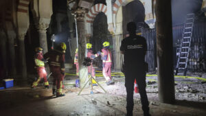 El incendio declarado este viernes en el interior de la Mezquita-Catedral de Córdoba, Patrimonio de la Humanidad, ha sido extinguido, según ha dicho a los periodistas el portavoz del Cabildo Catedral, Juan José Jiménez. El fuego, que comenzó sobre las 21:15 horas, se originó por causas que aún se desconocen en una capilla situada junto a la del Espíritu Santo, en la que está una máquina de limpieza y sillas, ha añadido el portavoz. EFE/Policía Nacional SOLO USO EDITORIAL/SOLO DISPONIBLE PARA ILUSTRAR LA NOTICIA QUE ACOMPAÑA (CRÉDITO OBLIGATORIO)