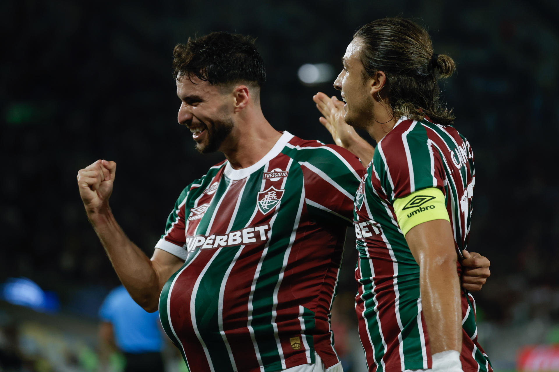 Martinelli (i) de Fluminense celebra su gol en un partido de los octavos de final de la Copa Sudamericana. EFE/ Antonio Lacerda