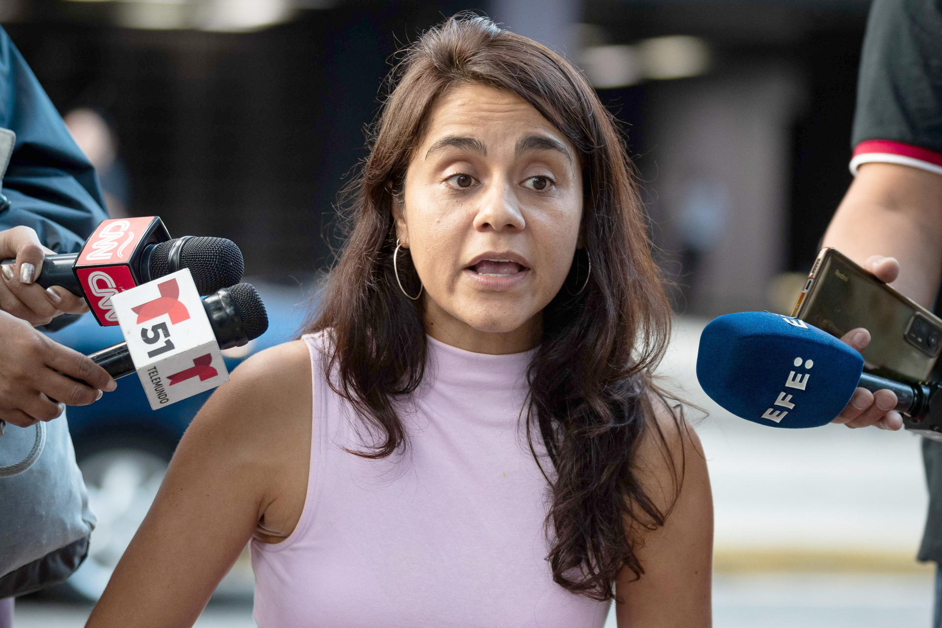 Fotografía del 16 de julio de 2025 de la activista Martha Grajales hablando con periodistas durante una manifestación en Caracas (Venezuela). EFE/ Ronald Peña R