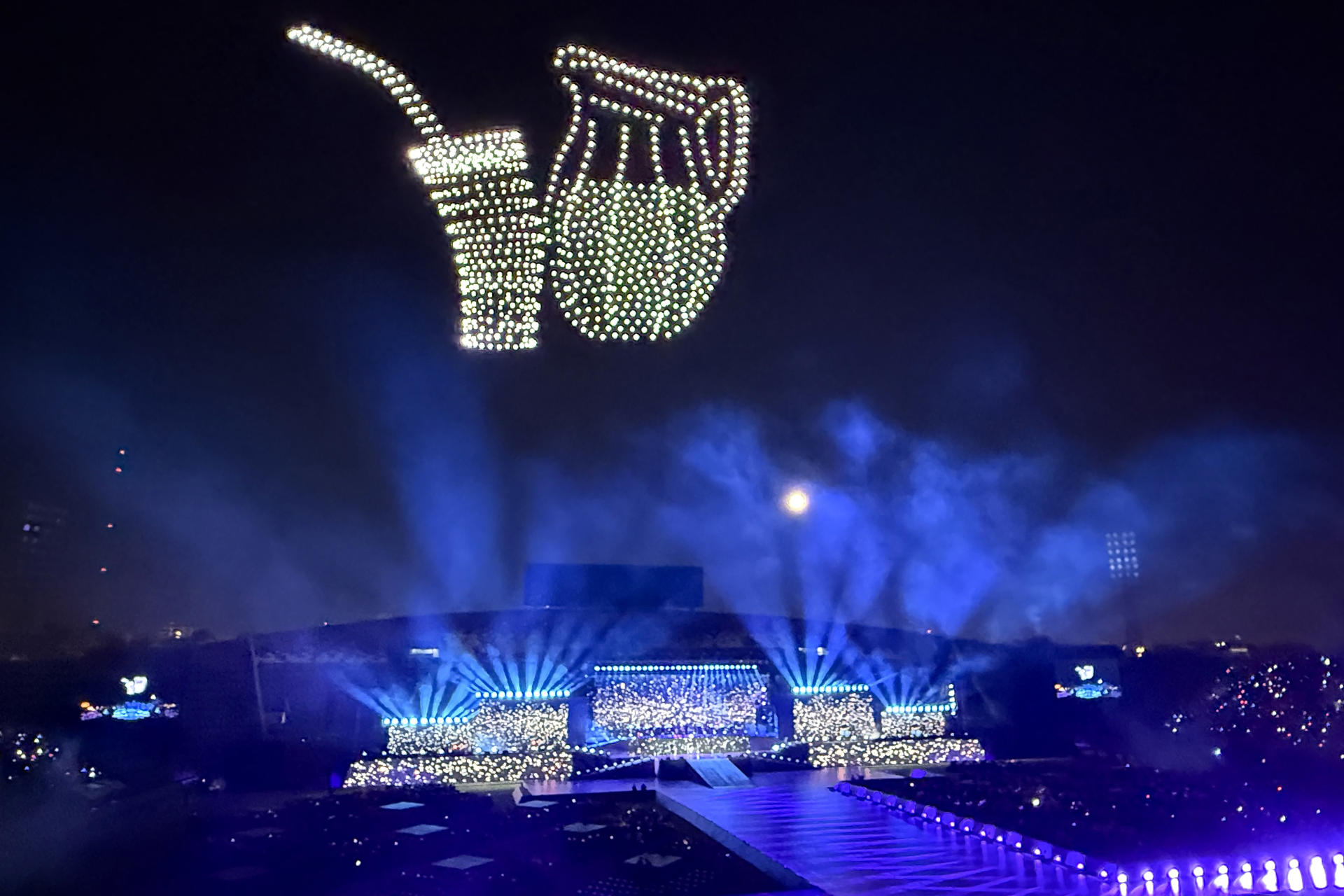 Un espectáculo de luces con drones ilumina el cielo durante la ceremonia de inauguración de los II Juegos Panamericanos Junior ASU 2025. EFE/Rodrigo Sepulveda